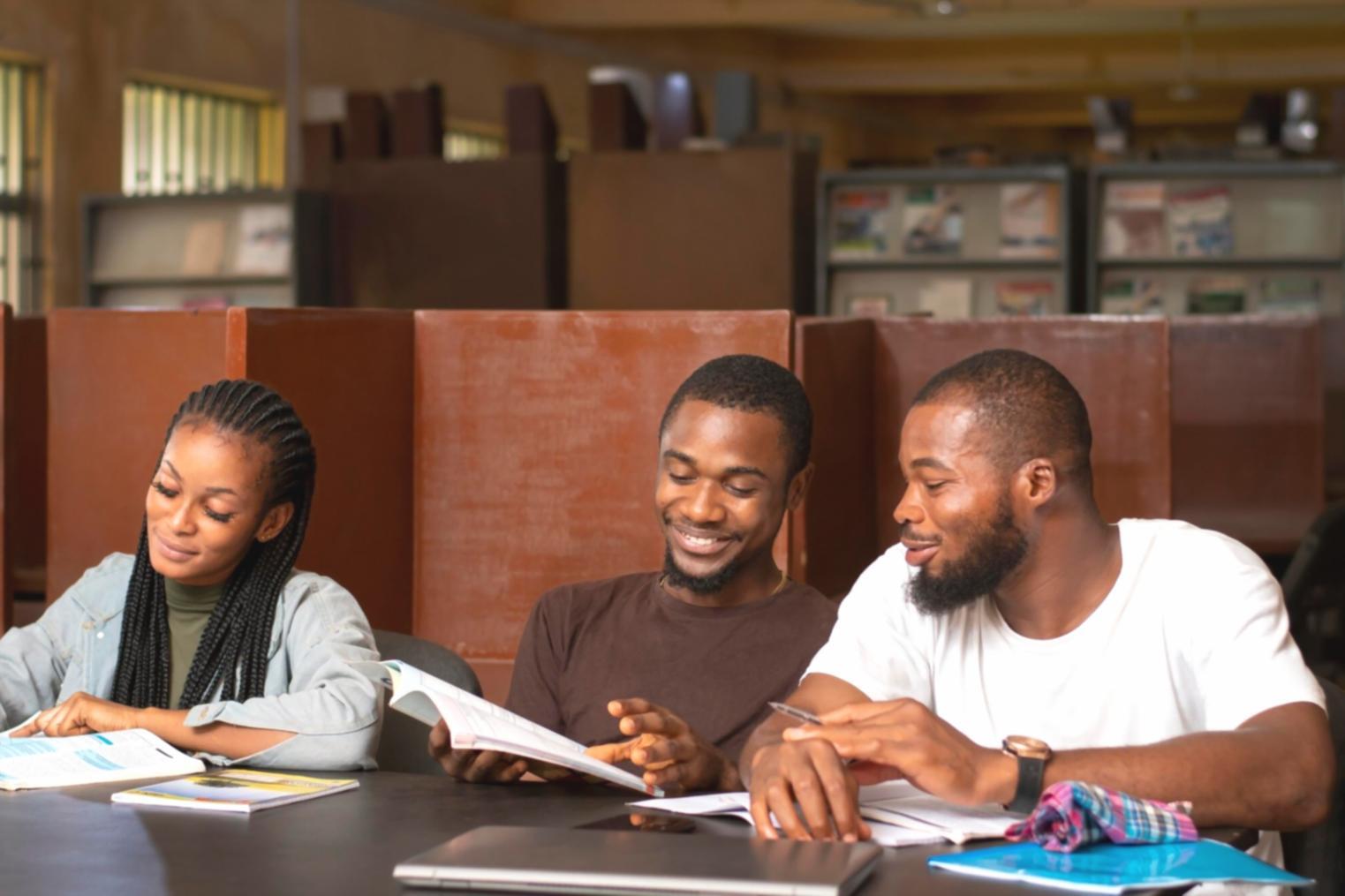 Kreative Budgetplanung mit visuellen Werkzeugen und persönlichem Ansatz