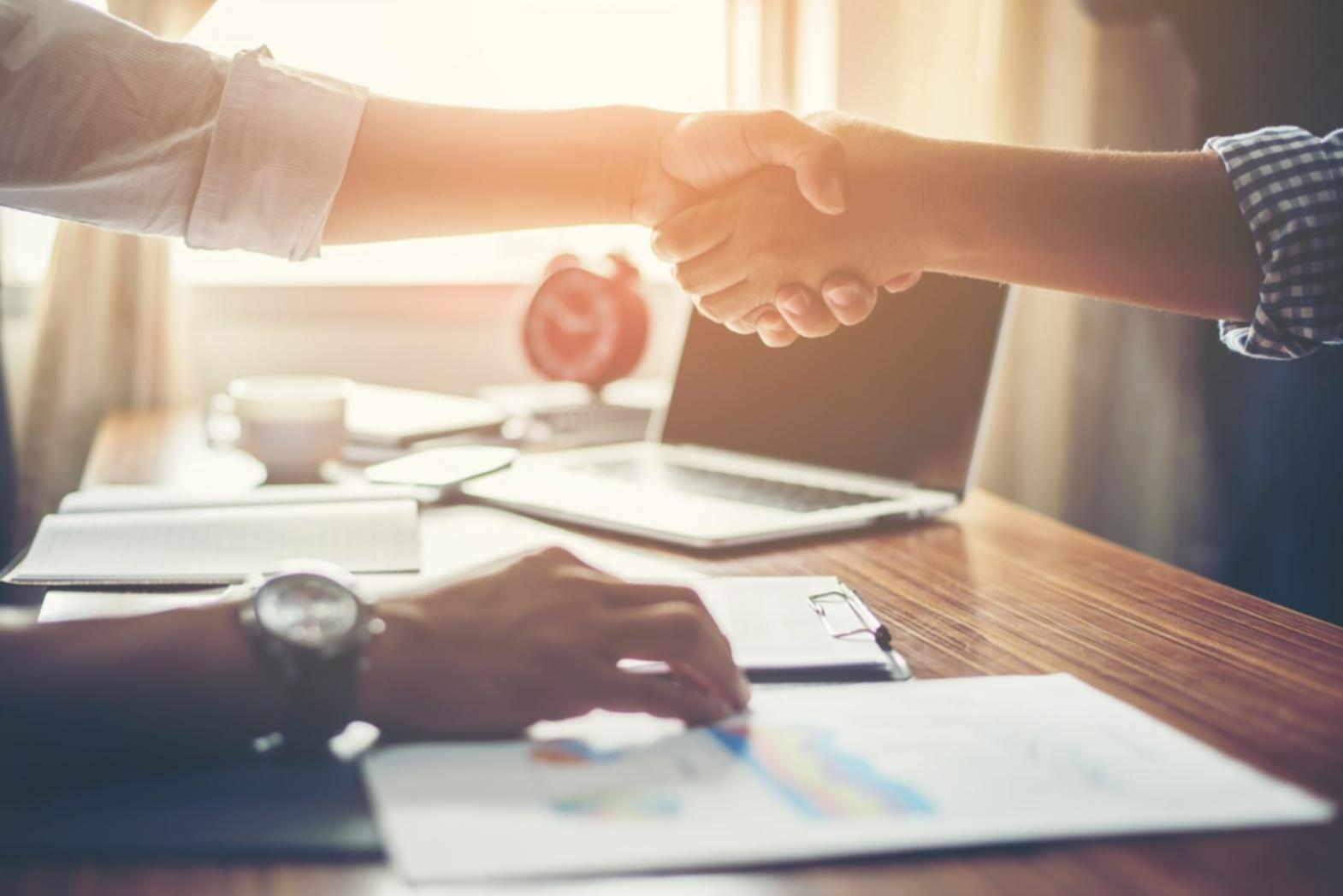 Team bei der gemeinsamen Arbeit an individuellen Finanzkonzepten